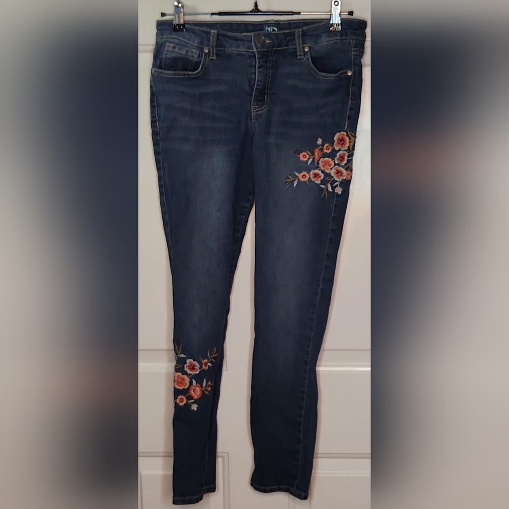 Women's Floral Embroidered Skinny Jeans - Dark Blue Size 8R (32" W & 27" inseam)